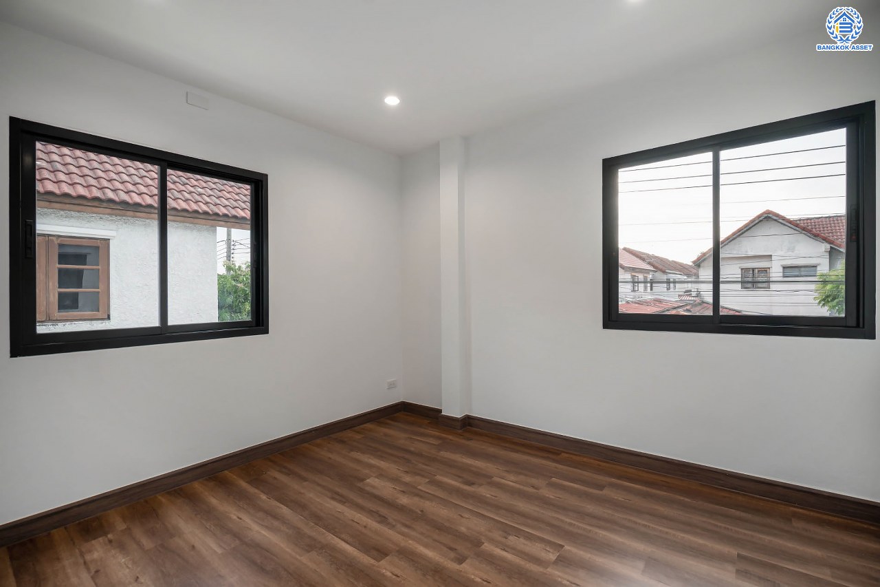 บ้านมือสองตกแต่งใหม่ โครงการ ภัทรไพรเวท3 ชัยพฤกษ์-รัตนาธิเบศร์ หลังมุม ตอบโจทย์ทุกการใช้ชีวิต เนื้อที่ 60 ตร.ว. ฟังก์ชัน 3 ห้องนอน 2 ห้องน้ำ จอดรถได้ 3 คัน ทำเลเดินทางง่าย สะดวกสบายใกล้รถไฟฟ้าสายสีม่วง "สถานีบางพลู" ทางด่วน "กาญจนาภิเษก" และห้างสรรพสินค้าเซ็นทรัลเวสต์เกต